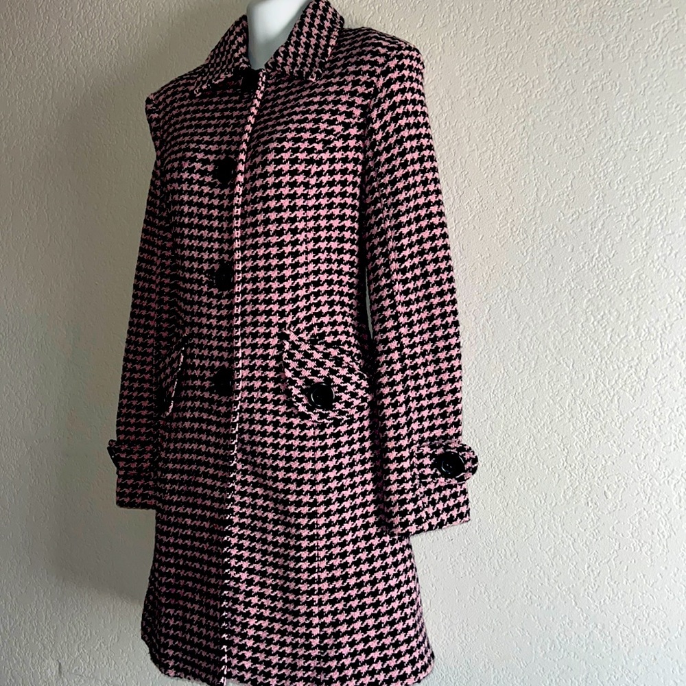 JLo S PINK & BLACK Houndstooth women's coat. Pockets on front. SUPER CUTE!